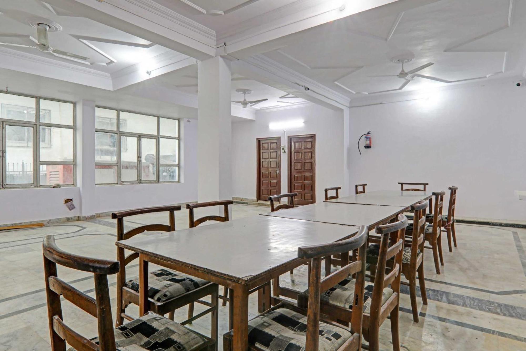 Collection O Premier Near Hazratganj Hotel Lucknow Ngoại thất bức ảnh