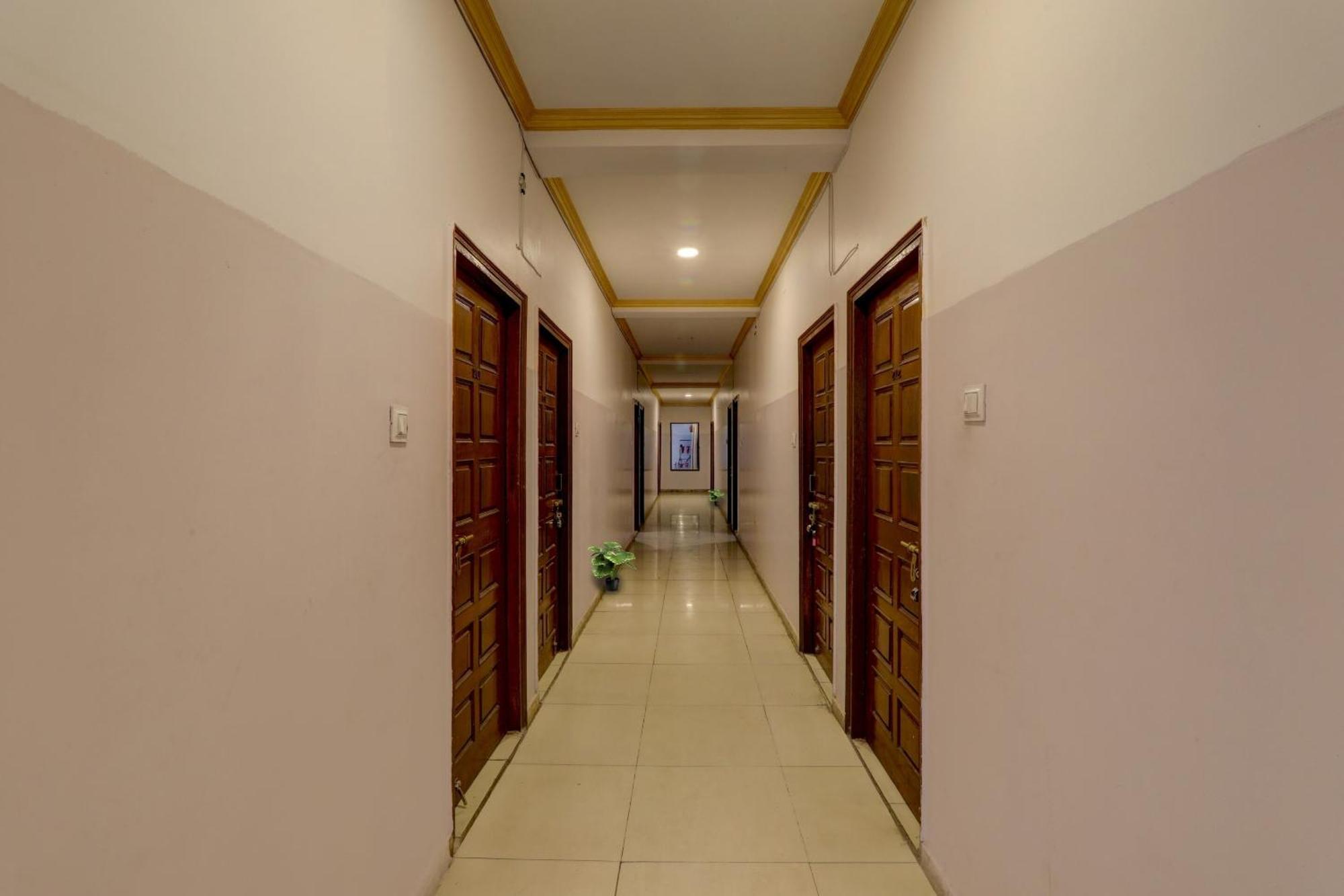 Collection O Premier Near Hazratganj Hotel Lucknow Ngoại thất bức ảnh